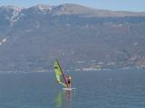 Gardasee - Surfer vorm Strandbad Fontanella in Gagrnano